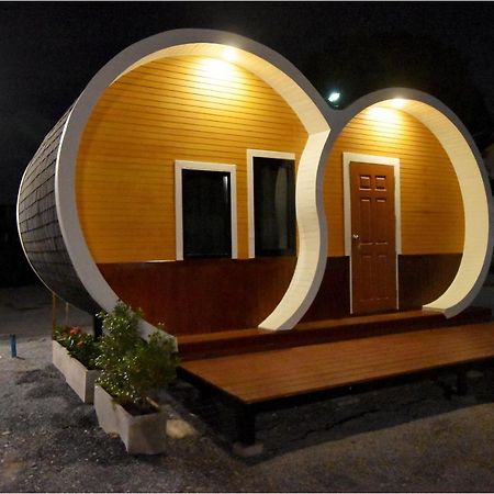 Tiny Hut Resort 방콕 외부 사진