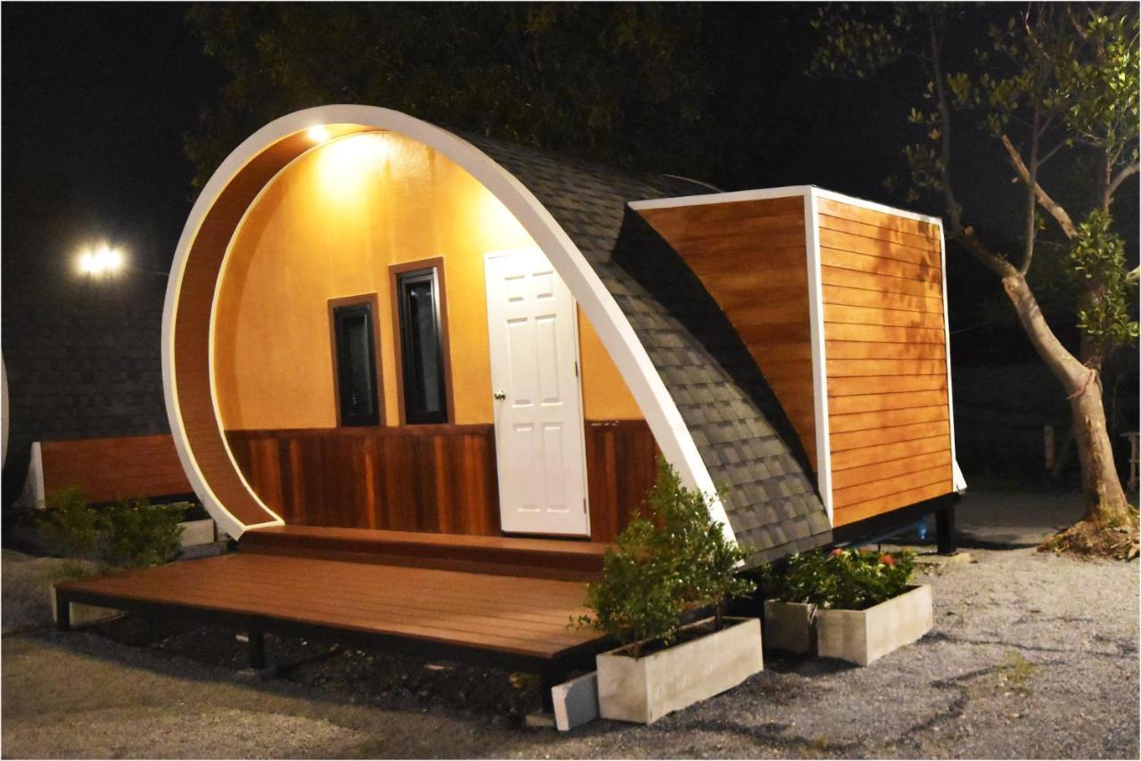 Tiny Hut Resort 방콕 외부 사진