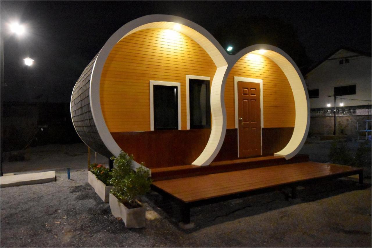 Tiny Hut Resort 방콕 외부 사진
