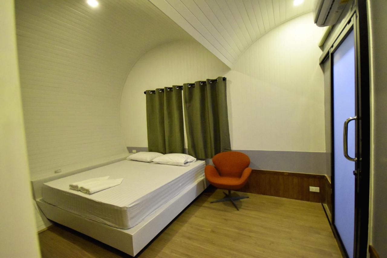 Tiny Hut Resort 방콕 외부 사진