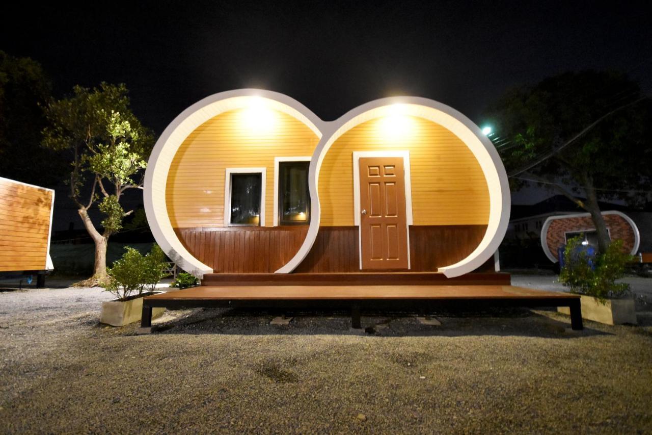 Tiny Hut Resort 방콕 외부 사진